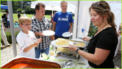 Catering: Essensausgabe bei der  Fussballschule der Eintracht Frankfurt